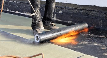 Waterproofing flat roof with bitumen sealing membranes